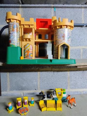 Fisher Price Vintage oud kasteel jaar 1974 met toebehoren beschikbaar voor biedingen