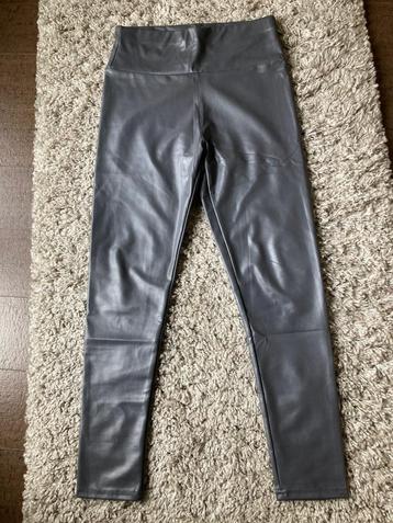Spannende nauwaansluitende grijze lederlook legging M beschikbaar voor biedingen