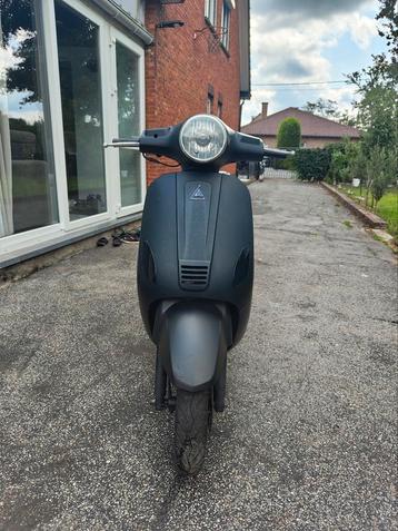 B-klasse vespa-look-alike brommer scooter  beschikbaar voor biedingen