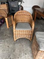 4 belles chaises en osier + 2 poufs assortis, Enlèvement, Comme neuf