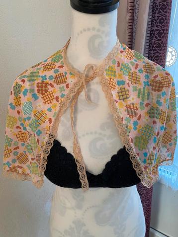 Cape met vintage snit beschikbaar voor biedingen