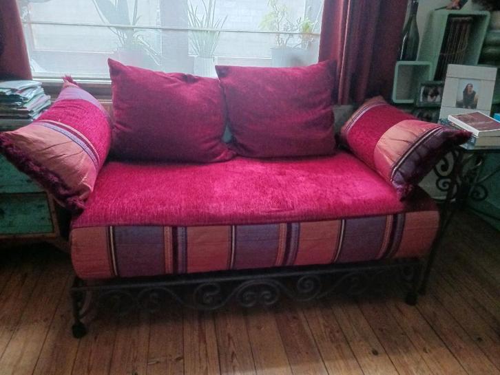 Zetel + tafel in smeedijzer met kussens (donker rood), Huis en Inrichting, Zetels | Zetels en Chaises Longues, Zo goed als nieuw