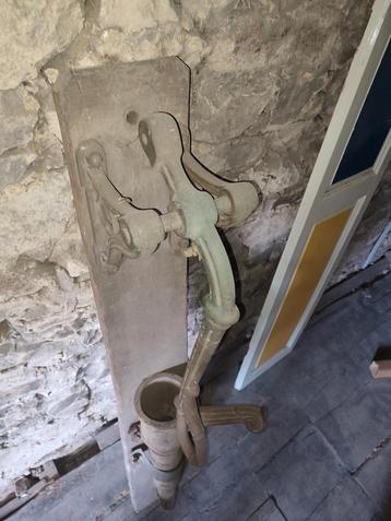Ancienne pompe a eau en fonte  beschikbaar voor biedingen