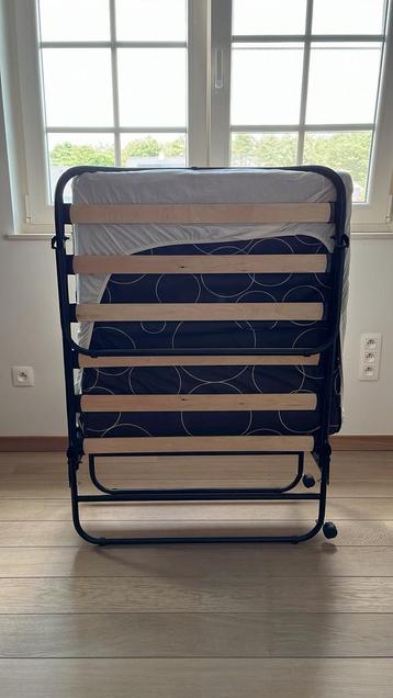 Inklapbaar logeerbed met matras beschikbaar voor biedingen