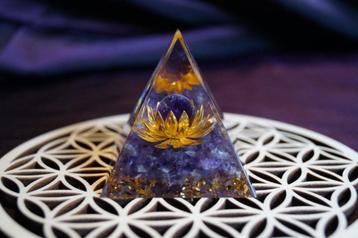 Pyramide Orgonite Lotus Améthyste beschikbaar voor biedingen