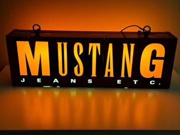 Lichtreclame Mustang Jeans beschikbaar voor biedingen