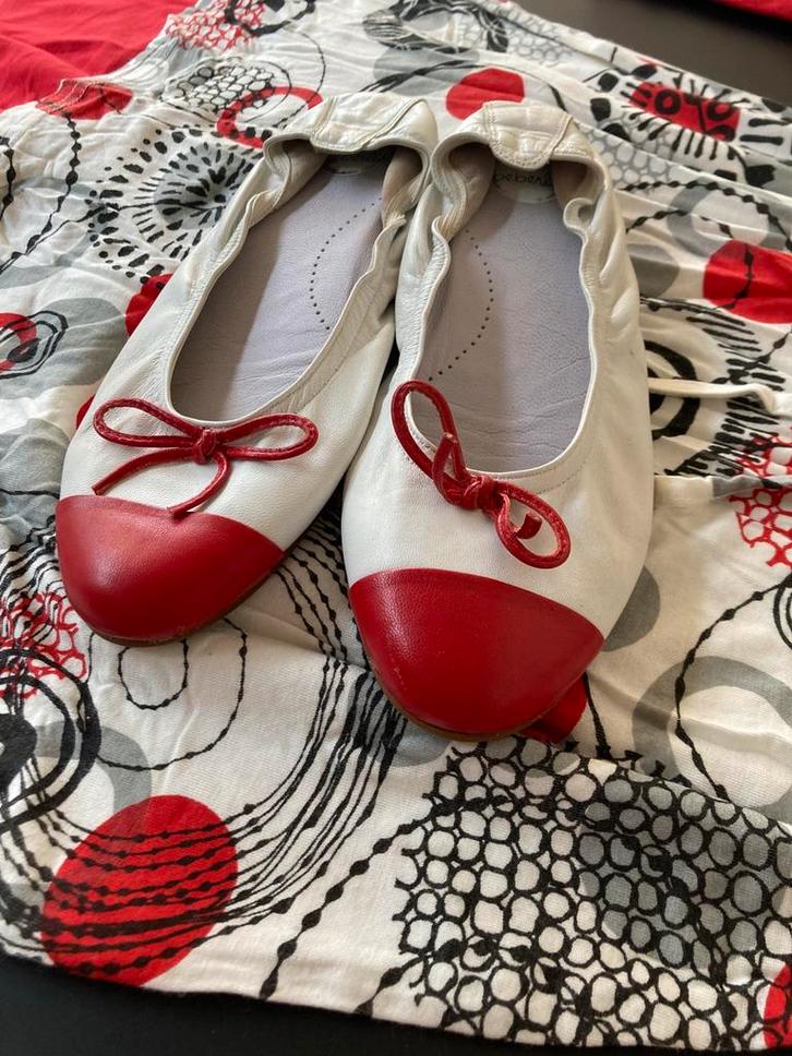 Ballerina’s wit met rode strik, Kleding | Dames, Schoenen, Zo goed als nieuw, Ballerina's, Wit, Ophalen of Verzenden