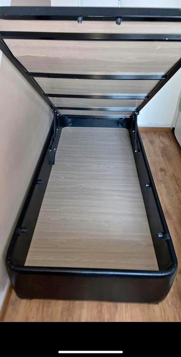 Lit 1 place noir + matelas quasi neuf beschikbaar voor biedingen
