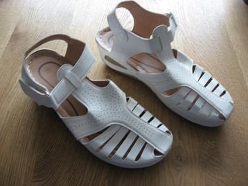 Nieuw Witte open Schoenen  beschikbaar voor biedingen