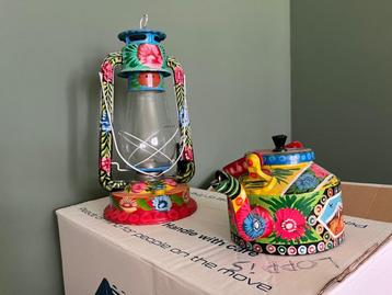 Olielamp en theepot in 'Truck art' stijl beschikbaar voor biedingen