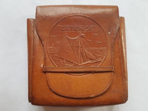 Lederen etui met klep en opschrift „Ostende” 7 x 8,5 cm, Handtassen en Accessoires, Overige Accessoires, Gebruikt, Ophalen of Verzenden