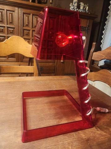 Zeer speciale moderne design lamp, in nieuwstaat.  beschikbaar voor biedingen