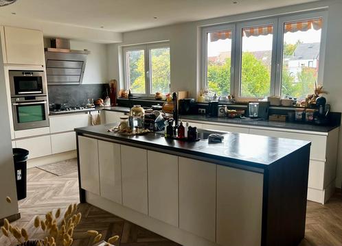 Grote witte keuken met was eiland, Huis en Inrichting, Keuken | Complete keukens, Zo goed als nieuw, Hoekkeuken, Ophalen