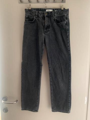 Zwarte jeans broek beschikbaar voor biedingen