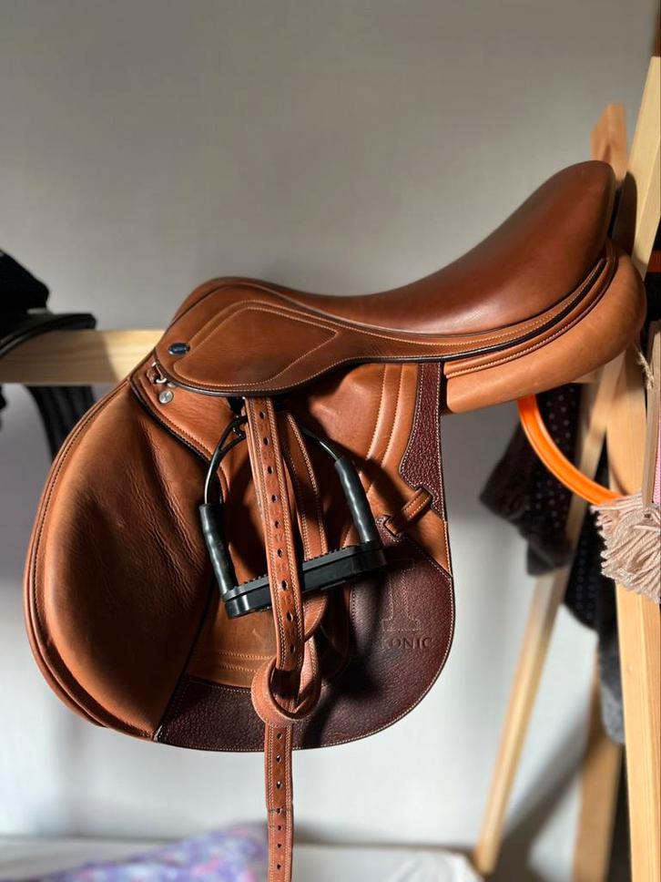 Ikonic springzadel, Dieren en Toebehoren, Paarden en Pony's | Zadels, Zo goed als nieuw, Ophalen