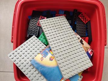 Rode LEGO-box met mengeling originele LEGO-blokken.