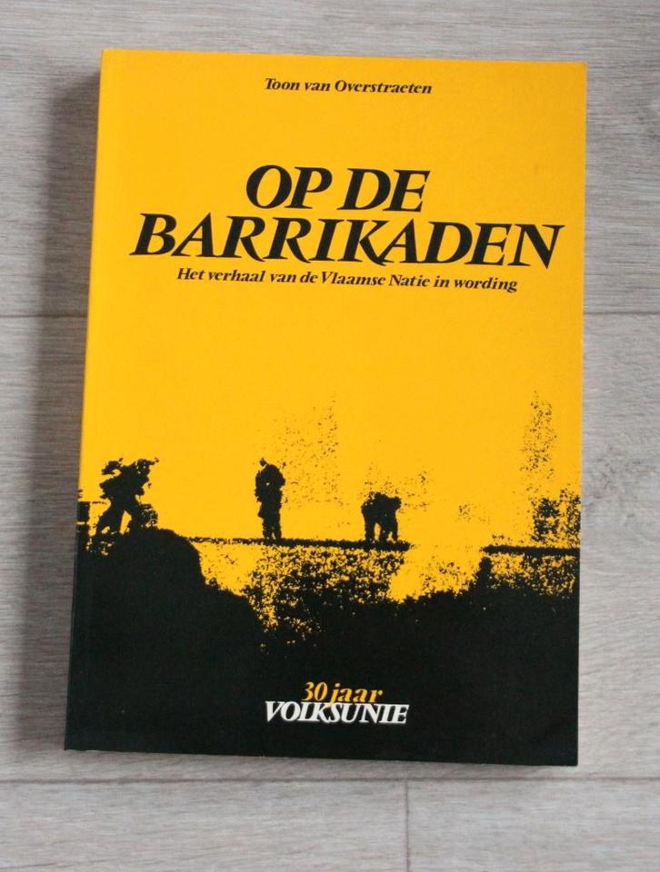 Op de barrikaden Vlaamse natie in wording 30 jaar Volksunie, Boeken, Geschiedenis | Nationaal, Zo goed als nieuw, Verzenden