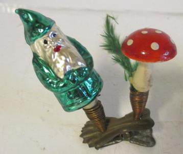 antieke groene santa kerstman met paddestoel op clip beschikbaar voor biedingen