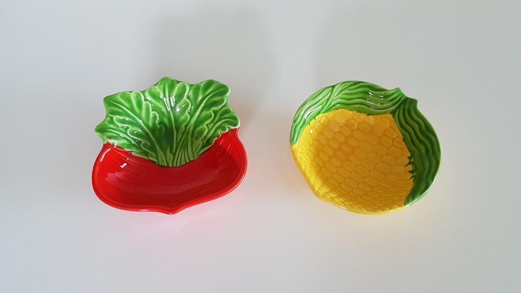 Vrolijk keramisch duo voor buffet. Radijs en maïs., Porselein of Keramiek, Schaal, Nieuw, Ophalen of Verzenden
