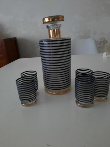 Carafe ancienne avec 5 verres