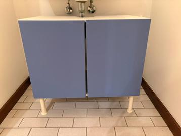 Badkamerkast onder een lavabo beschikbaar voor biedingen