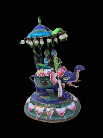 Statue éléphant avec howdah en argent émaillé et orné de..., Enlèvement