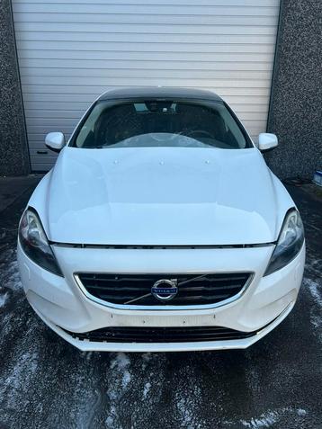 Volvo v40 1.6d euro5/ 2013/ export of handelaar/ schadewagen beschikbaar voor biedingen