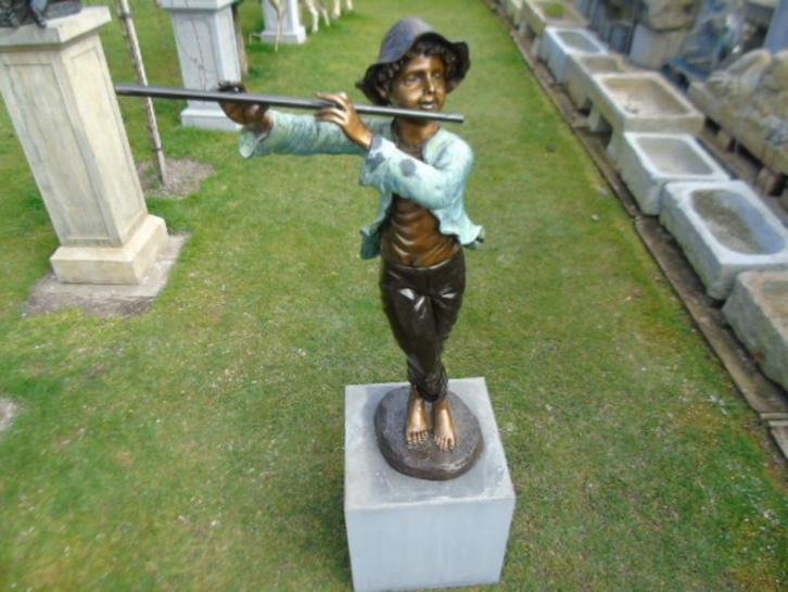standbeeld van een staande jongen met een bronzen fluit..., Tuin en Terras, Tuinwanddecoratie, Nieuw, Ophalen
