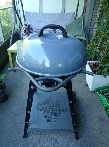Grote barbecue met deksel op wielen beschikbaar voor biedingen