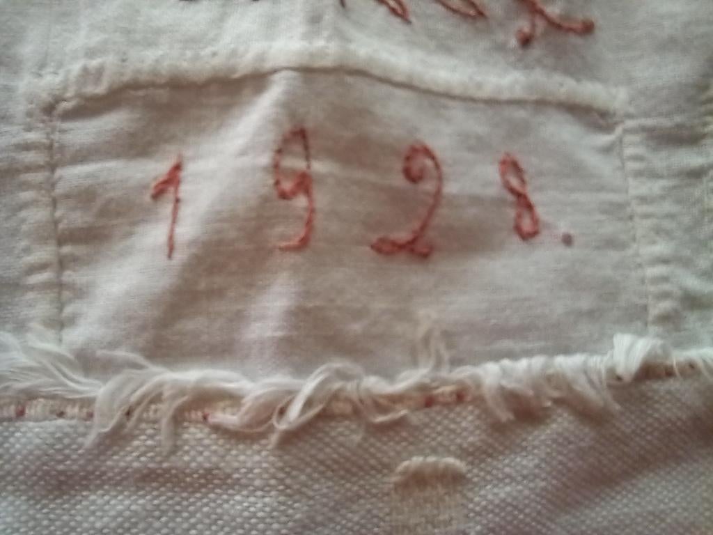 1928 Artisanat scolaire rouge sur lin blanc, Antiquités & Art, Tapis & Textile, Enlèvement ou Envoi