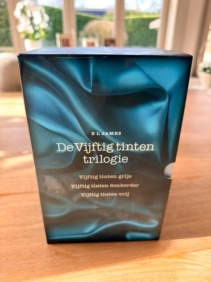 Vijftig Tinten Grijs Trilogie – E.L. James (box + 3 boeken), Boeken, Romans, Zo goed als nieuw, België, Ophalen