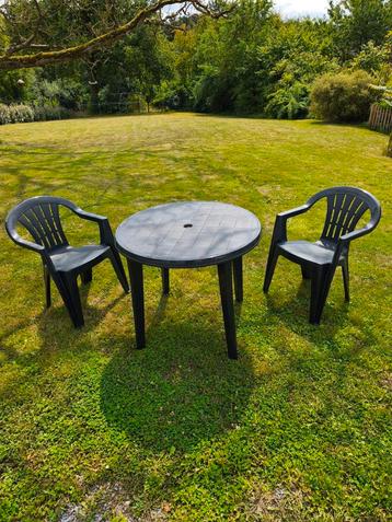 Table PVC gris anthracite avec ses 2 chaises Keter  beschikbaar voor biedingen