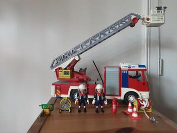 Camion de pompiers PlayMobil avec échelle et feu clignotant 
