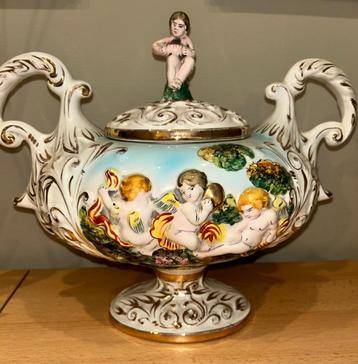 Vintage porseleinen pot beschikbaar voor biedingen