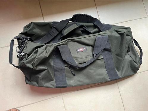 Grote reistas Eastpak op 2 wielen, Handtassen en Accessoires, Tassen | Reistassen en Weekendtassen, Ophalen