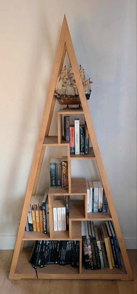 Aziatische driehoekige plank van Momentum, Huis en Inrichting, Kasten | Boekenkasten, Nieuw, Ophalen