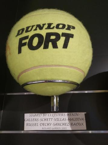 reuze Dunlop fort tennisbal. getekend in Roland Garros  beschikbaar voor biedingen