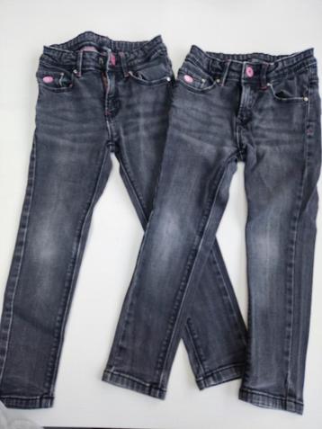 2 Zwarte jeansbroeken (maat 104)