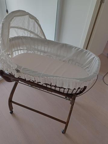 rotan kinderwiegje (incl matras en paar lakentjes) beschikbaar voor biedingen