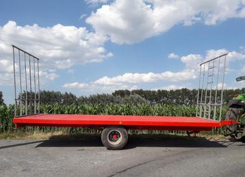 halfgedragen platte wagen met bijhorende pakkenlader beschikbaar voor biedingen