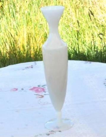 §  vase soliflore sur pied opaline blanche soliflore 