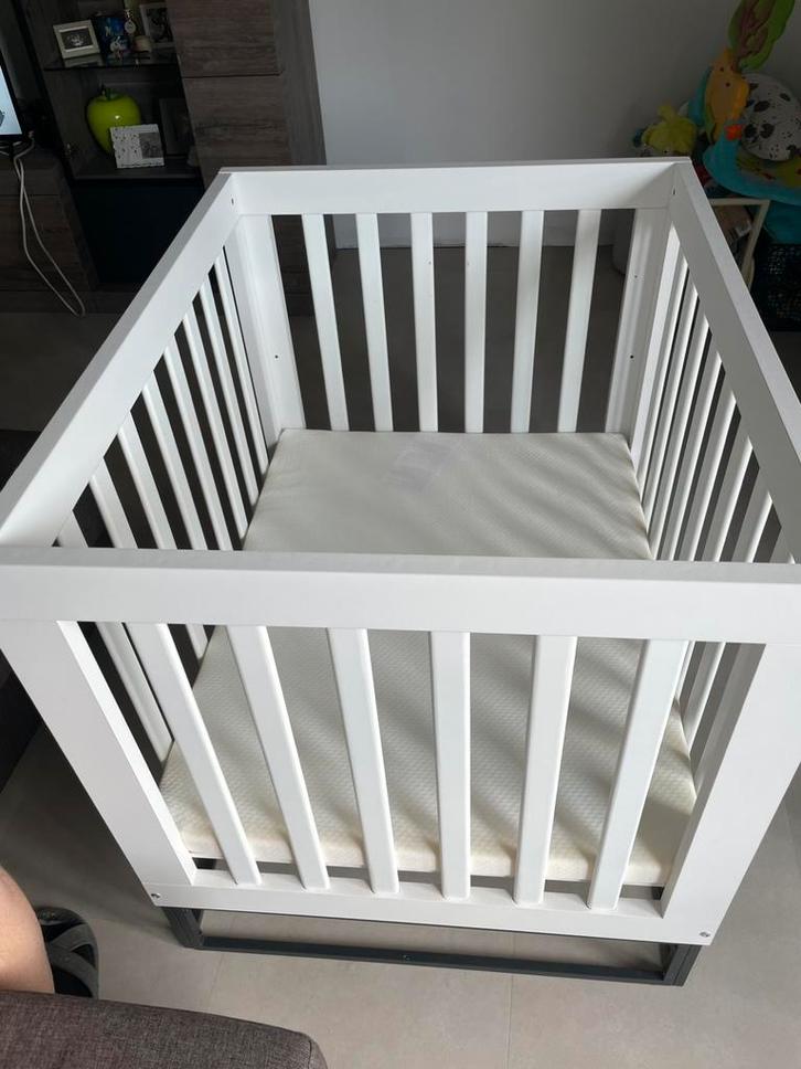 Babybox wit met zwart metalen voet, Kinderen en Baby's, Babyparken, Zo goed als nieuw, Ophalen