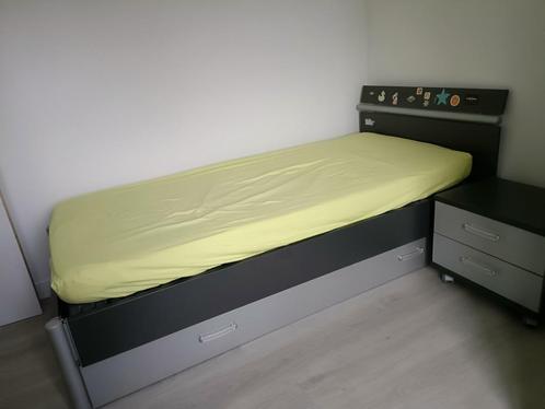 bed 2 x 1 persoon, 2 x matras, bureau, nachtkastje, Huis en Inrichting, Slaapkamer | Complete slaapkamers, Gebruikt, Eenpersoons