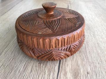 Vintage woonaccessoire ( houtsnijwerk ) beschikbaar voor biedingen