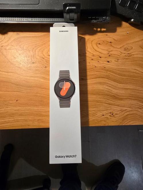 Boxed Samsung Galaxy Watch 7 - Nieuw met 2J GARANTIE, Handtassen en Accessoires, Smartwatches, Nieuw, Android, Grijs, Afstand