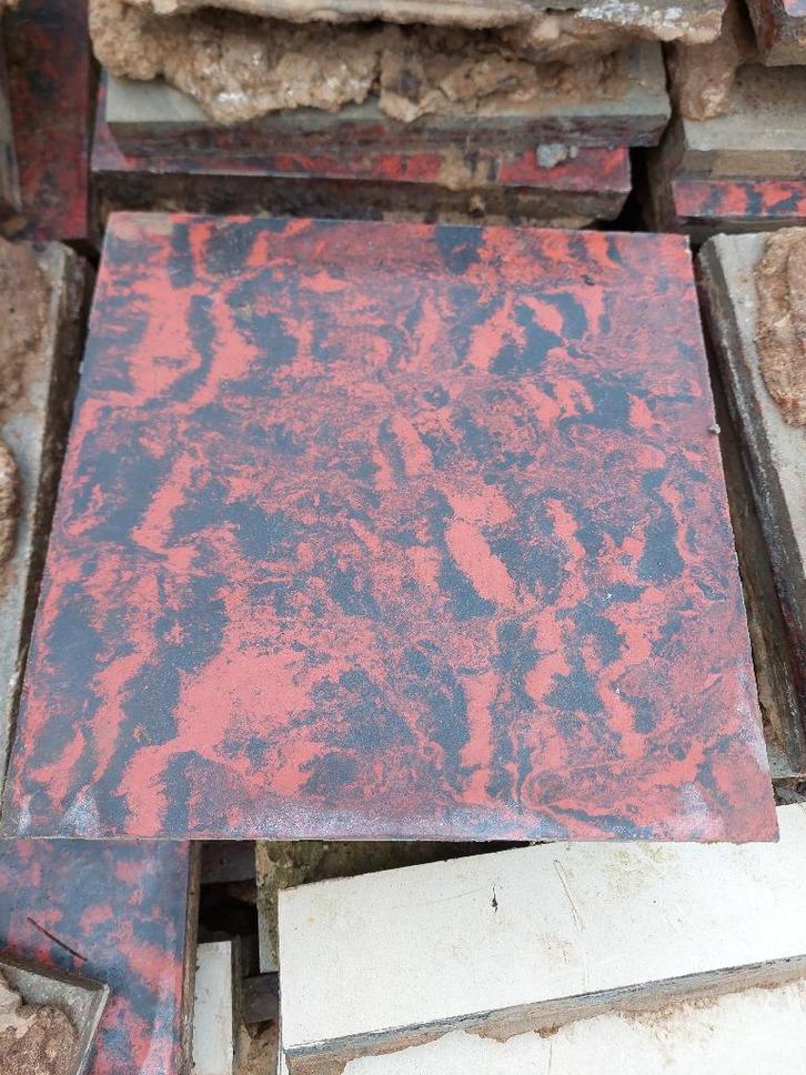 Vloertegels VT rood-zwart gemarmerd + zwart, Doe-het-zelf en Bouw, Tegels, Gebruikt, Vloertegels, Overige materialen, 20 tot 40 cm