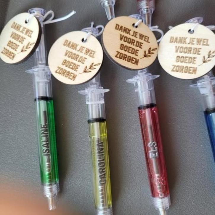 Gepersonaliseerde spuitjesbalpen met label, Diversen, Overige Diversen, Nieuw, Ophalen of Verzenden