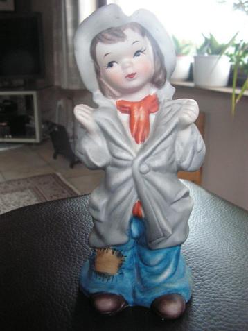 Heel mooi biscuit beeldje van meisje met hoed.  beschikbaar voor biedingen