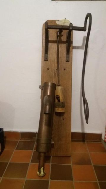 Decoratieve Pomp in koper beschikbaar voor biedingen