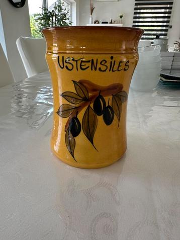 Pot à ustensiles beschikbaar voor biedingen